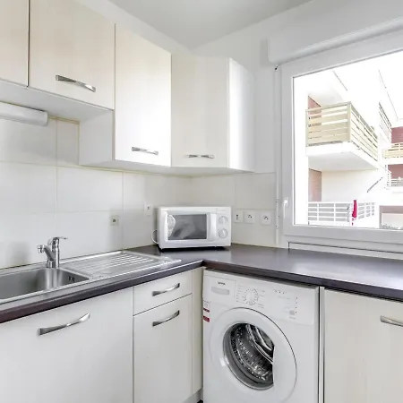 - T2 Avec Parking, Balcon Et 4 Couchages Apartment
