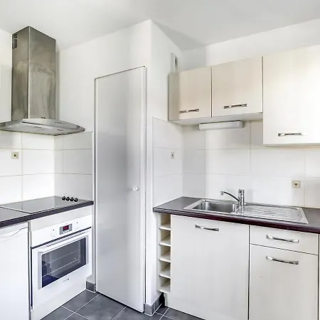 - T2 Avec Parking, Balcon Et 4 Couchages Apartment